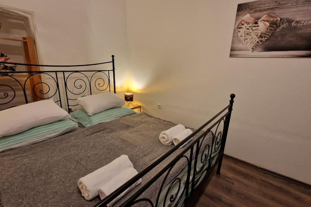 Apartment Perfect Located Flat With Gametable
