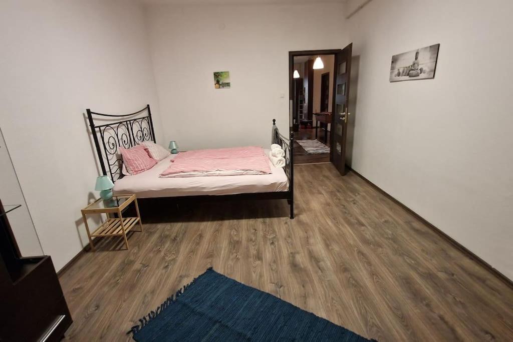 Perfect Located Flat With Gametable Apartment *