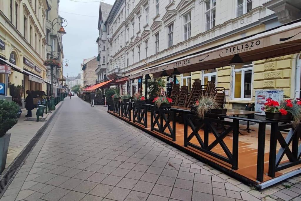 Perfect Located Flat With Gametable *